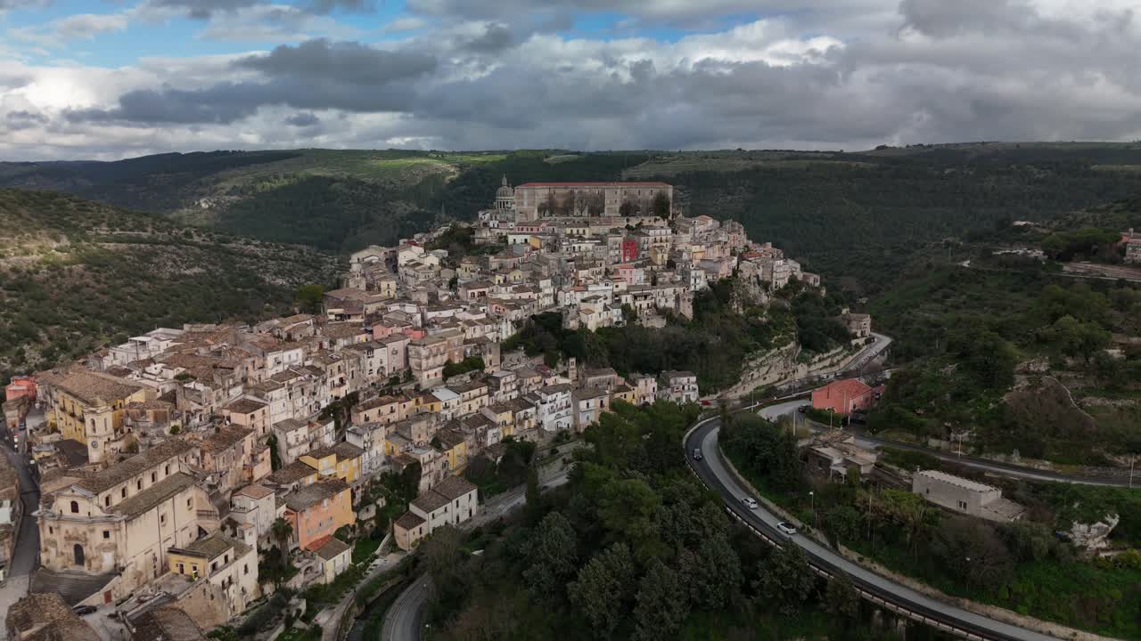Vista aerea panoramica di Ragusa Ibla, Italia, sotto un cielo nuvoloso