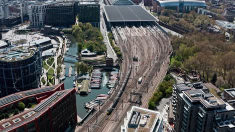 Toma-Aérea-De-Un-Tren-Interurbano-Del-Reino-Unido-Que-Llega-A-La-Estación-St-Pancras-De-Londres