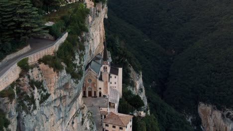 Revelador-Disparo-De-Drone-Con-Una-Hermosa-Iglesia-Blanca-En-La-Ladera-De-Una-Montaña,-Santuario-Entre-Altas-Montañas,-Grado-De-Color-Cinematográfico