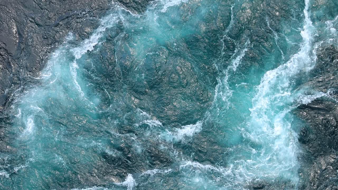 las olas azules de agua del río y el mar se encuentran durante la marea alta y la marea baja.