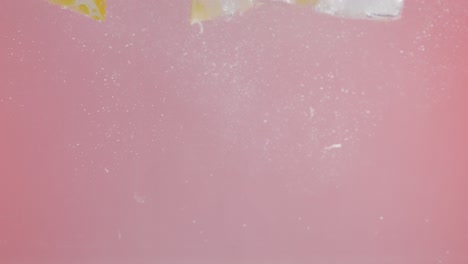 limón y hielo salpicado en agua