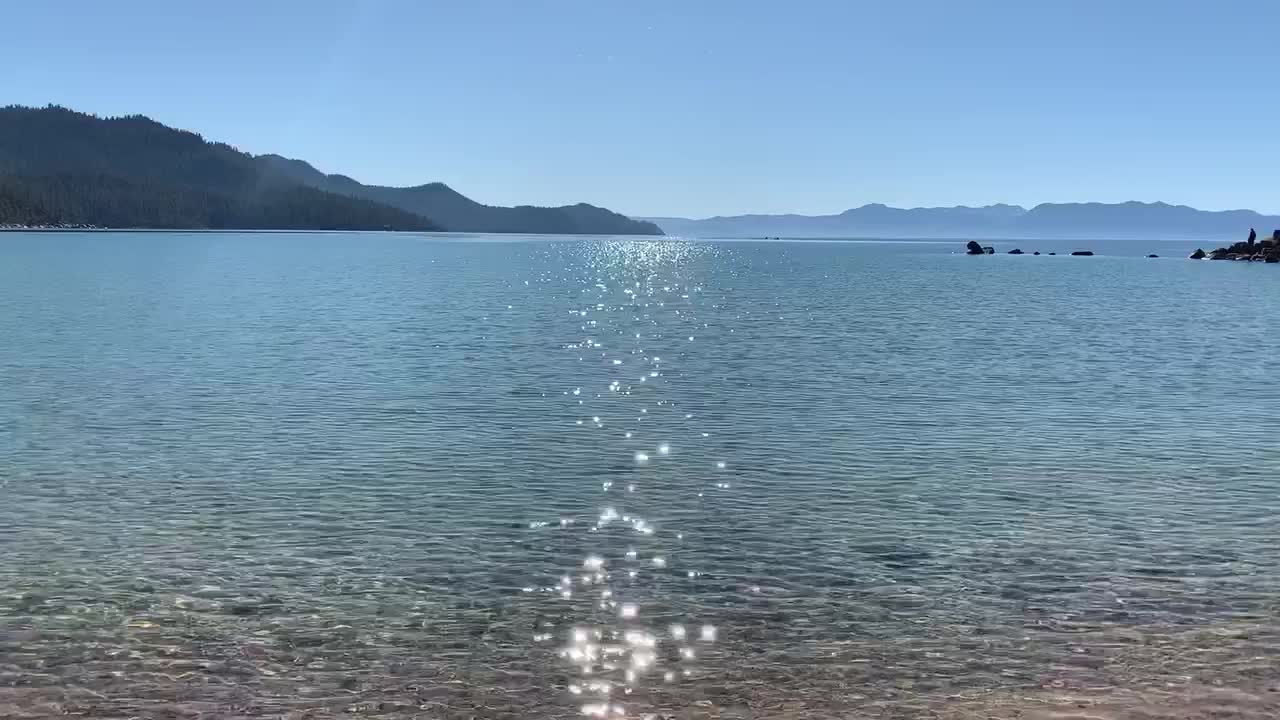 마음과 영혼을 진정시키는 반짝이는 호수 풍경