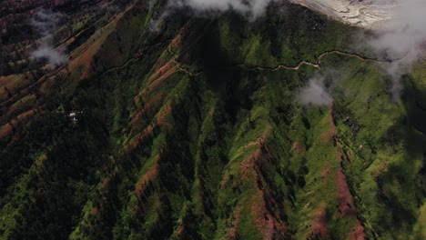 Antena-Del-Cráter-Del-Volcán-Ijen-Java-Oriental-Sobre-El-Lago-ácido