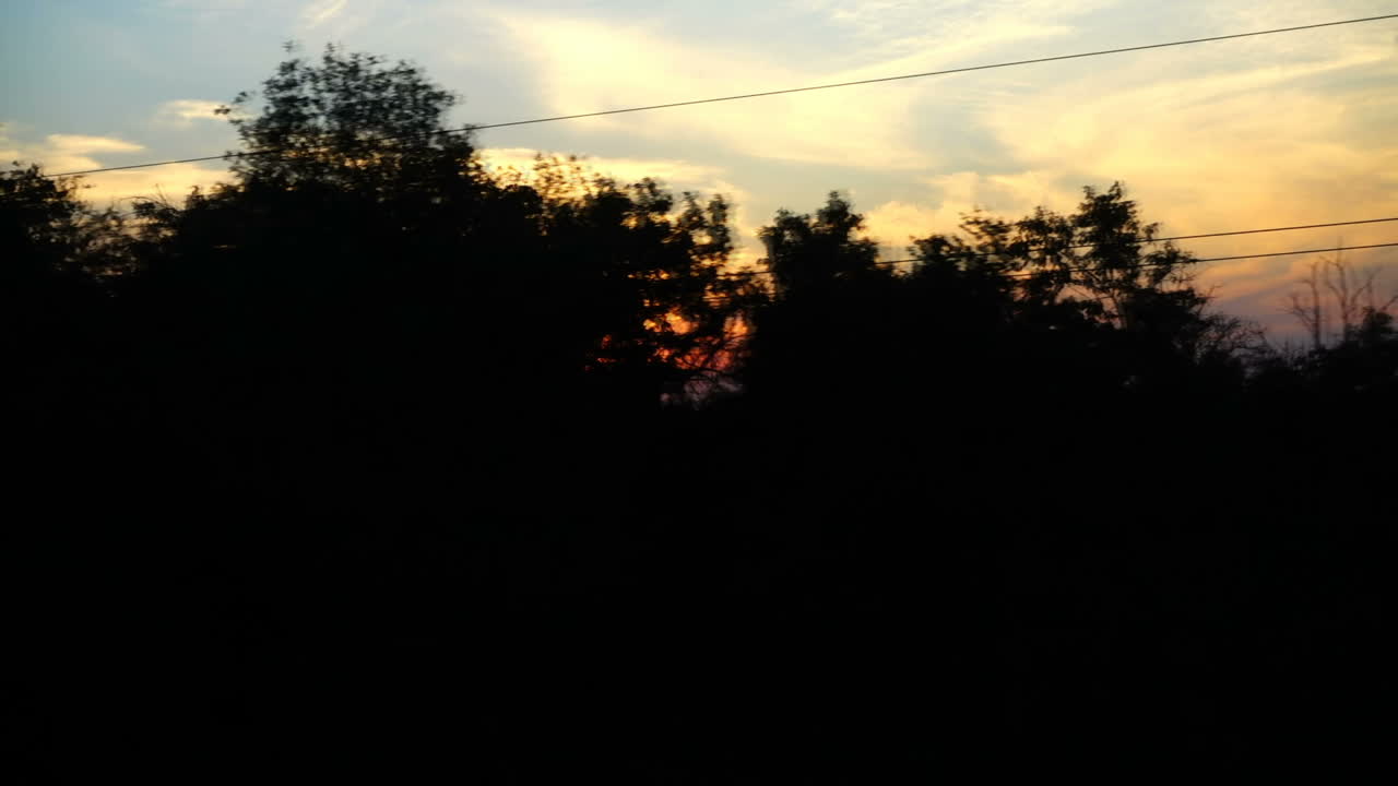 O movimento do trem ao pôr do sol. Fotografia em movimento.