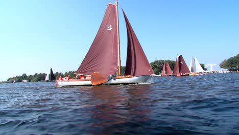 Segeln-Mit-Klassischen-Booten-Auf-Binnengewässern-Friesland-Niederlande