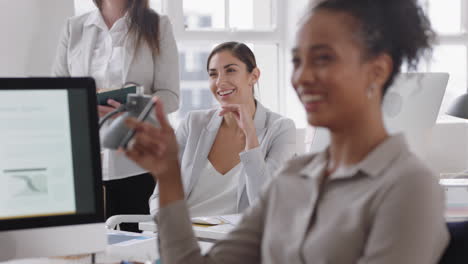 grupo feliz de personas de negocios que se reúnen compartiendo ideas disfrutando de la presentación de trabajo en equipo en diversas oficinas trabajando juntos en un lugar de trabajo profesional