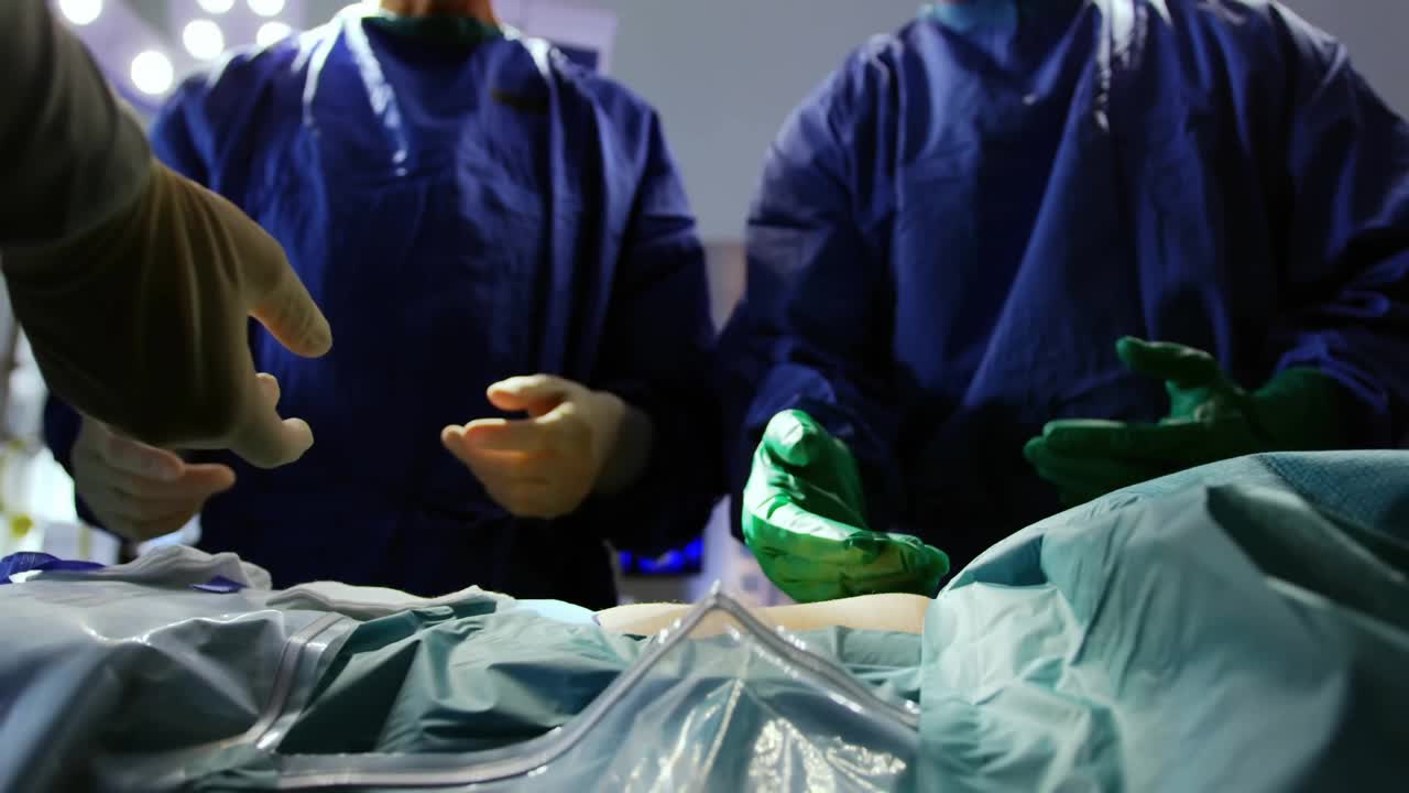 Animazione dell'elaborazione dati su diversi chirurghi durante l'operazione