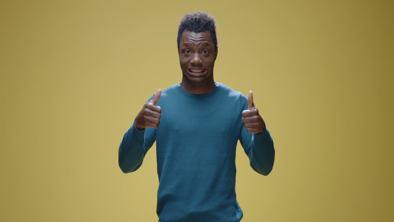 hombre feliz dando pulgares hacia arriba