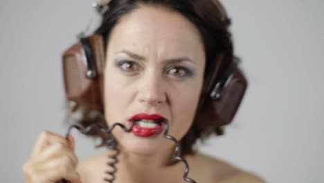 mujer joven auriculares 08