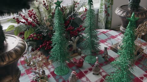 decoraciones de navidad acogedoras con árboles y acebo