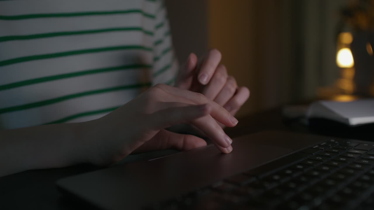 persona escribiendo en la computadora portátil por la noche