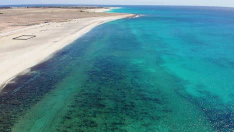 Luftaufnahme-Des-Kargen-Bikinistrandes-In-Sal,-Kap-Verde