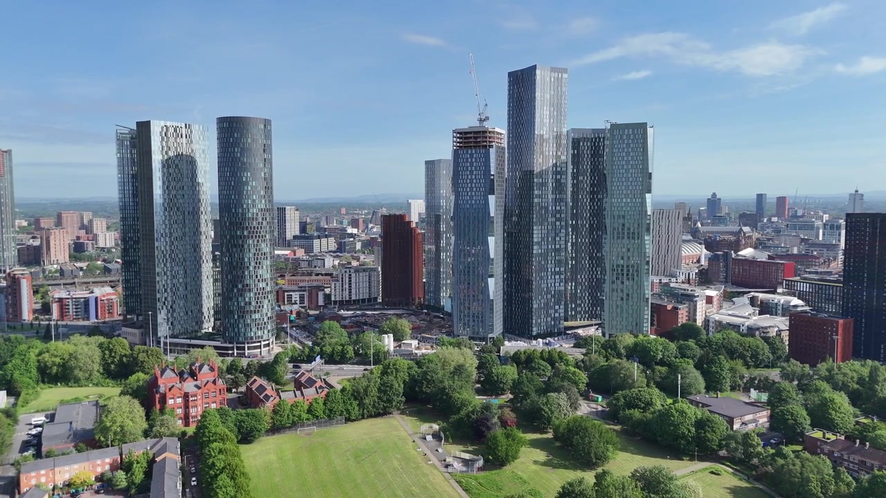 Pemandangan Udara Drone Cakrawala Kota Manchester Inggris dan Taman Hijau