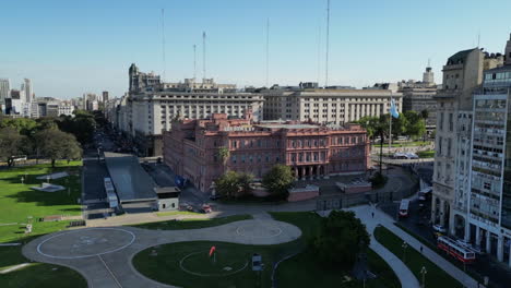 grúa hacia abajo movimiento de aviones no tripulados sobre uno de los edificios más importantes en argentina