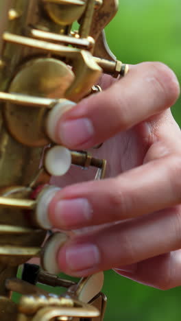 cerca de las manos tocando el saxofón