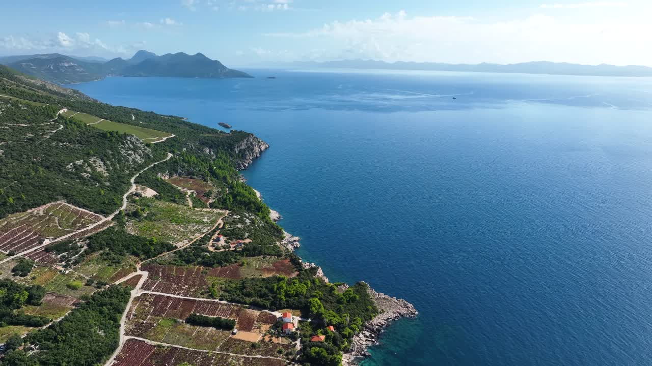 펠레자크 반도의 오른쪽에는 크로아티아 남부의 두브로브니크-네레트바에 위치한 여러 농업 생산 지역이 있습니다.