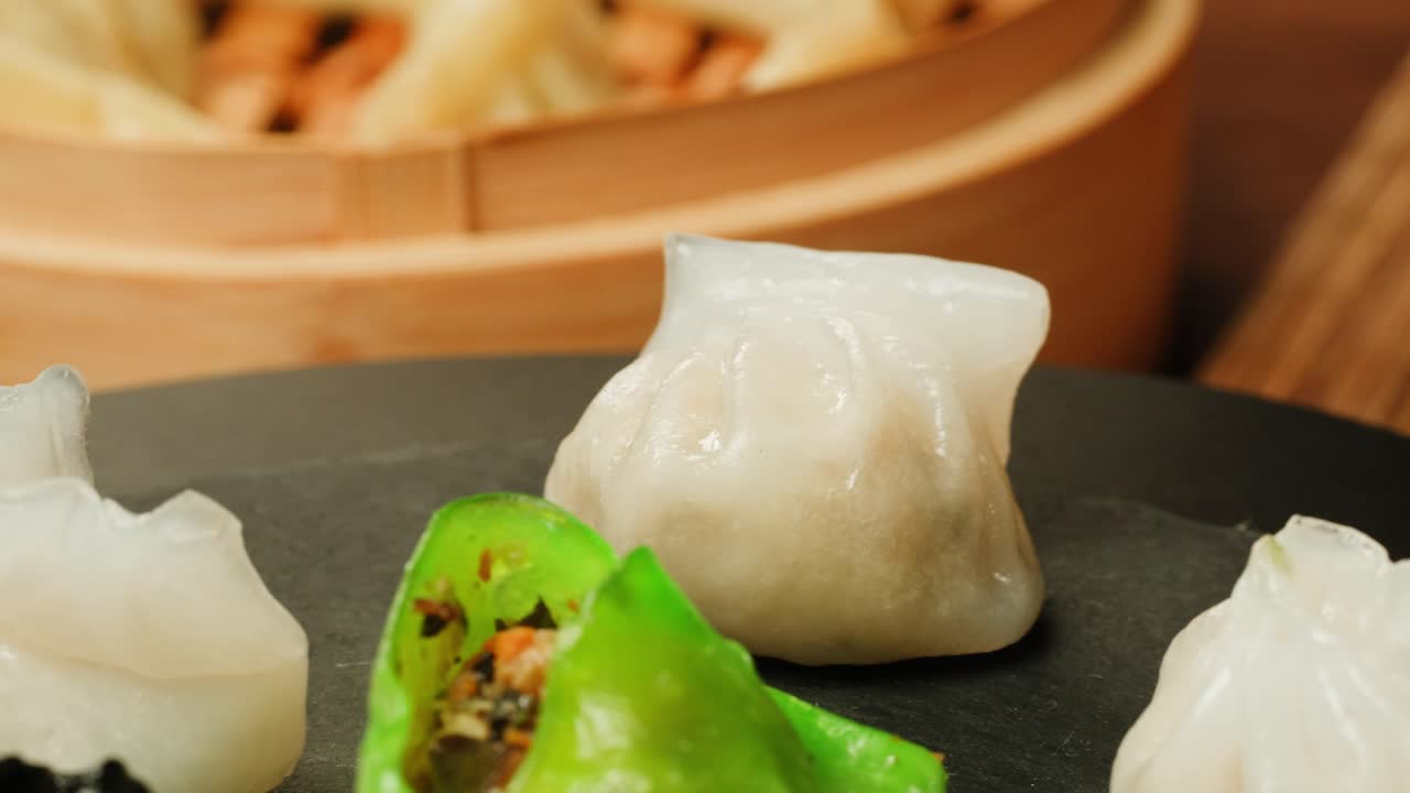 Cận cảnh các loại há cảo dim sum hấp trên đĩa