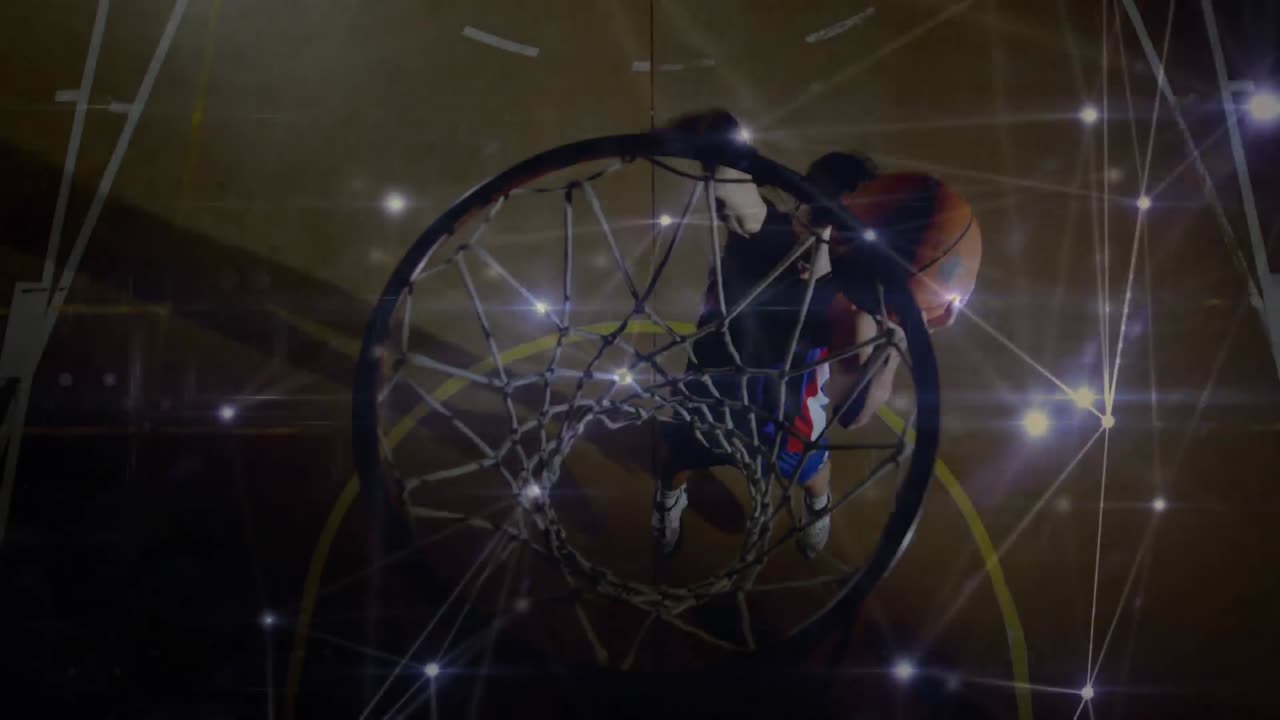 체육관에서 혼성 인종 남성 농구 선수에 대한 연결 네트워크의 애니메이션