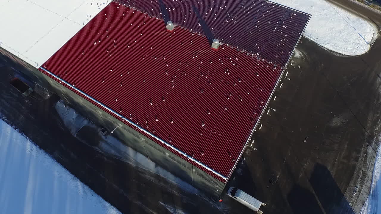 물류 구역에 화려한 지붕이 있는 창고