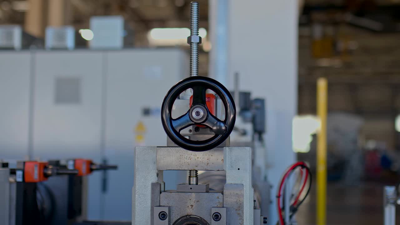 ruedo de dirección del transportador, detalles del equipo. instalación de fábrica para el procesamiento de productos metálicos, piezas. movimiento circular de la cámara.