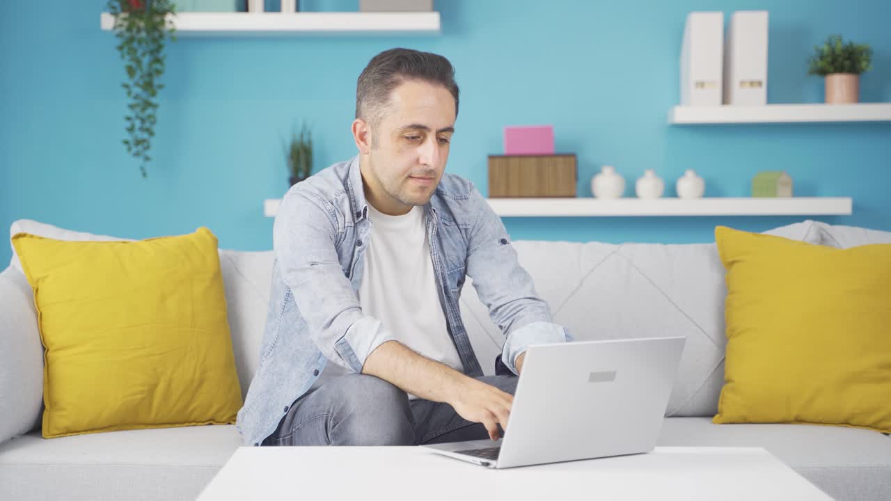 el hombre que se enojó por lo que vio en la computadora portátil.
