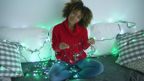 modelo coqueta en suéter con luces centelleantes