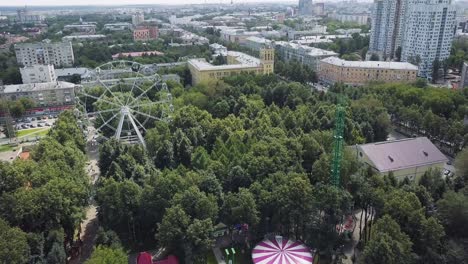 vista aérea del parque de la ciudad con la rueda de la ferris