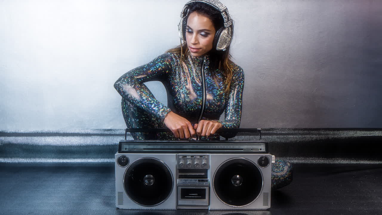 mujer hifi sentada 4k 02