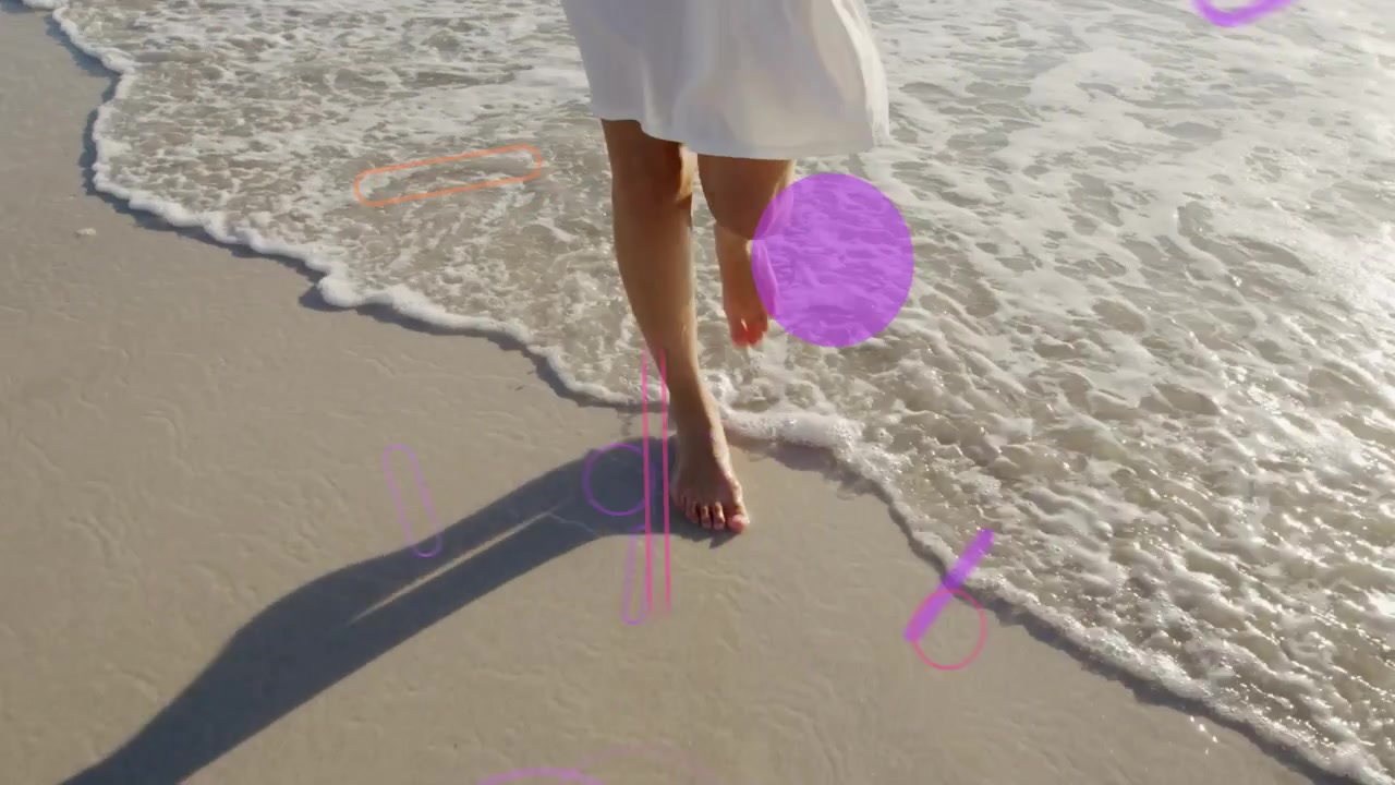 Wanita berjalan di garis pantai, menjejakkan kaki di pasir basah menciptakan efek overlay warna-warni yang meluas untuk pemasaran.