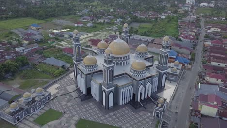 vista aérea de una mezquita con gran arquitectura ubicada en el sureste de la regencia de aceh