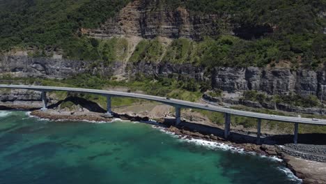 Toma-Aérea-De-Acantilados-Y-Carretera