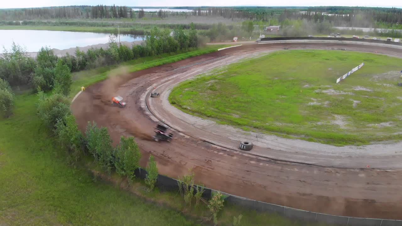 video de drones de 4k de carreras de autos sprint en mitchell raceway en fairbanks, ak durante la soleada tarde de verano-10