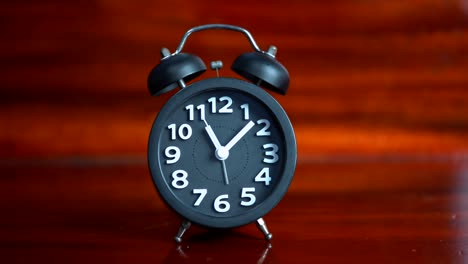 despertador negro en la hora del descanso