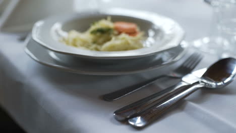 mesa exquisitamente decorada para una cena romántica 1