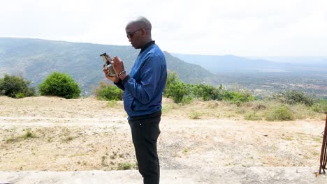 ingeniero africano inspector vigilancia operativo drone piloto