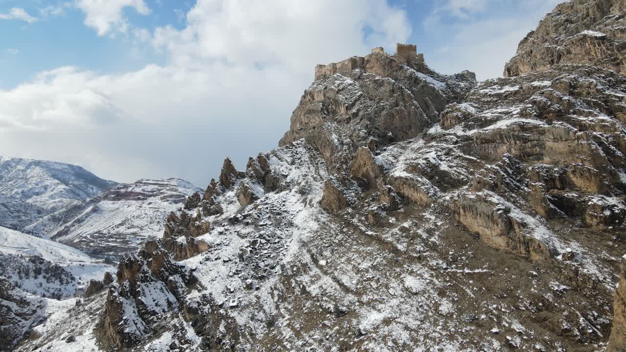 castillo rocoso nevado