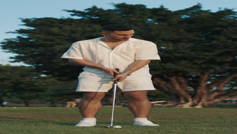 hombre jugando al golf