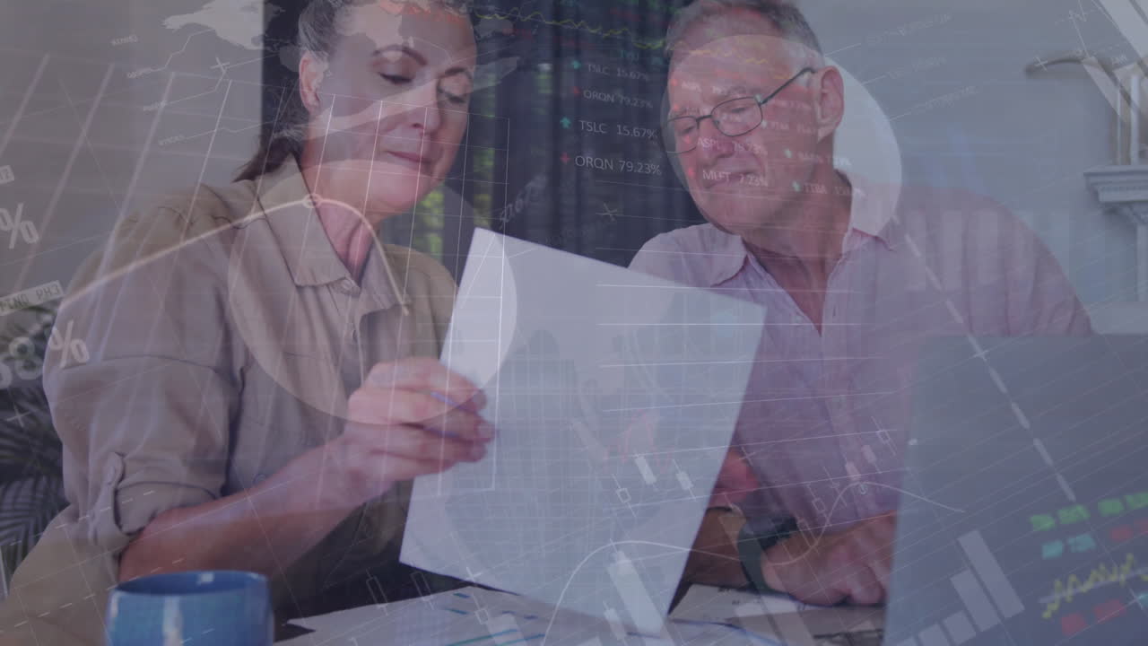 animación de la interfaz infográfica sobre colegas caucásicos discutiendo informes en la oficina