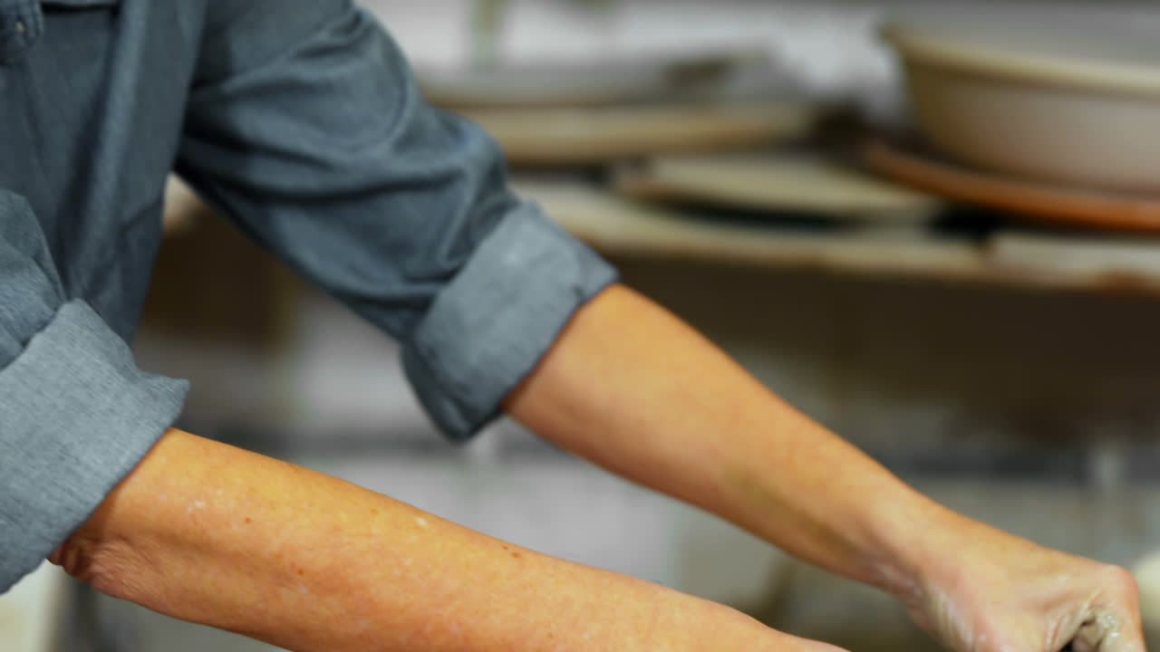 arcilla de moldeo de alfarero femenino 4k