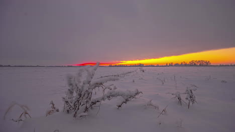 Nevado-Suelo-Congelado-Cielo-Nubes-Movimiento-Lapso-De-Tiempo-Revelando-Cielo-Naranja-Al-Amanecer