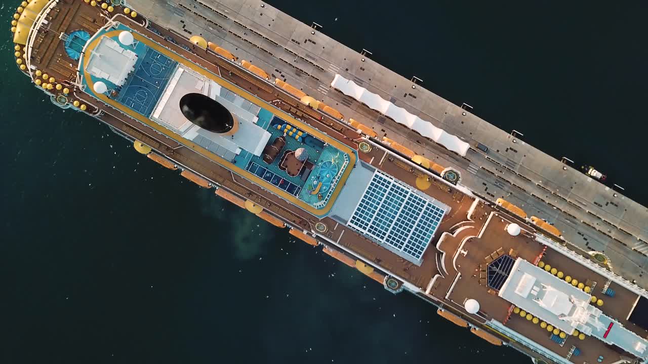 buque de crucero en el puerto