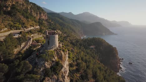 Luftaufnahmen-Von-Touristen,-Die-Den-Blick-Auf-Einen-Aussichtspunkt-Mit-Einer-Atemberaubenden-Landschaftskulisse-Genießen---Sonnenuntergang-An-Der-Westküste-Von-Mallorca