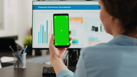 la mujer de negocios muestra pantalla verde