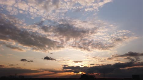 Toma-Aérea-De-Lapso-De-Tiempo-De-La-Puesta-De-Sol-Y-Las-Nubes-Moviéndose-En-El-Aire