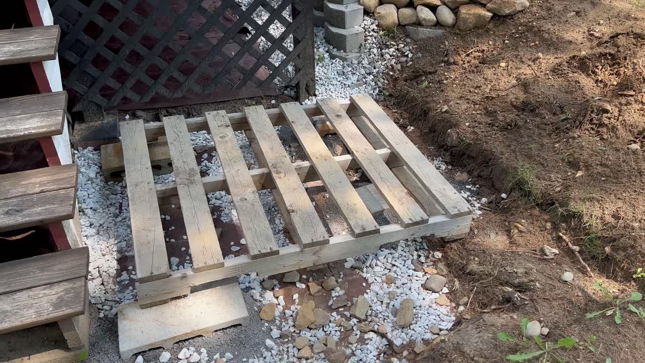 Progetto fai da te con pallet - fondamenta di una casetta in pallet.