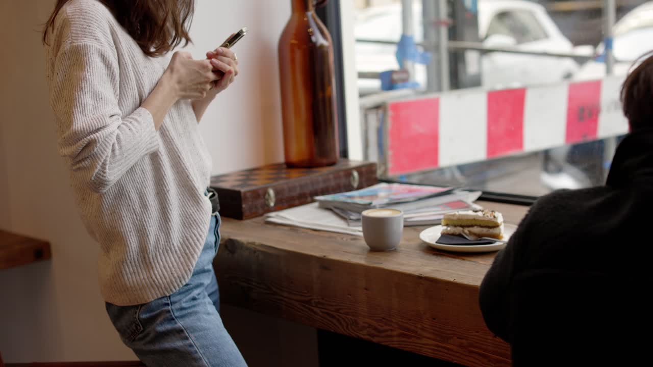 카페 에서 커피 와 케이크 를 즐기는 사람 들