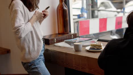 personas disfrutando de café y pastel en una cafetería