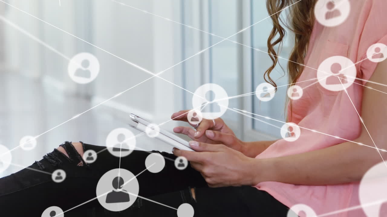 animación de iconos de perfil conectados sobre mujer de negocios caucásica trabajando en una tableta digital
