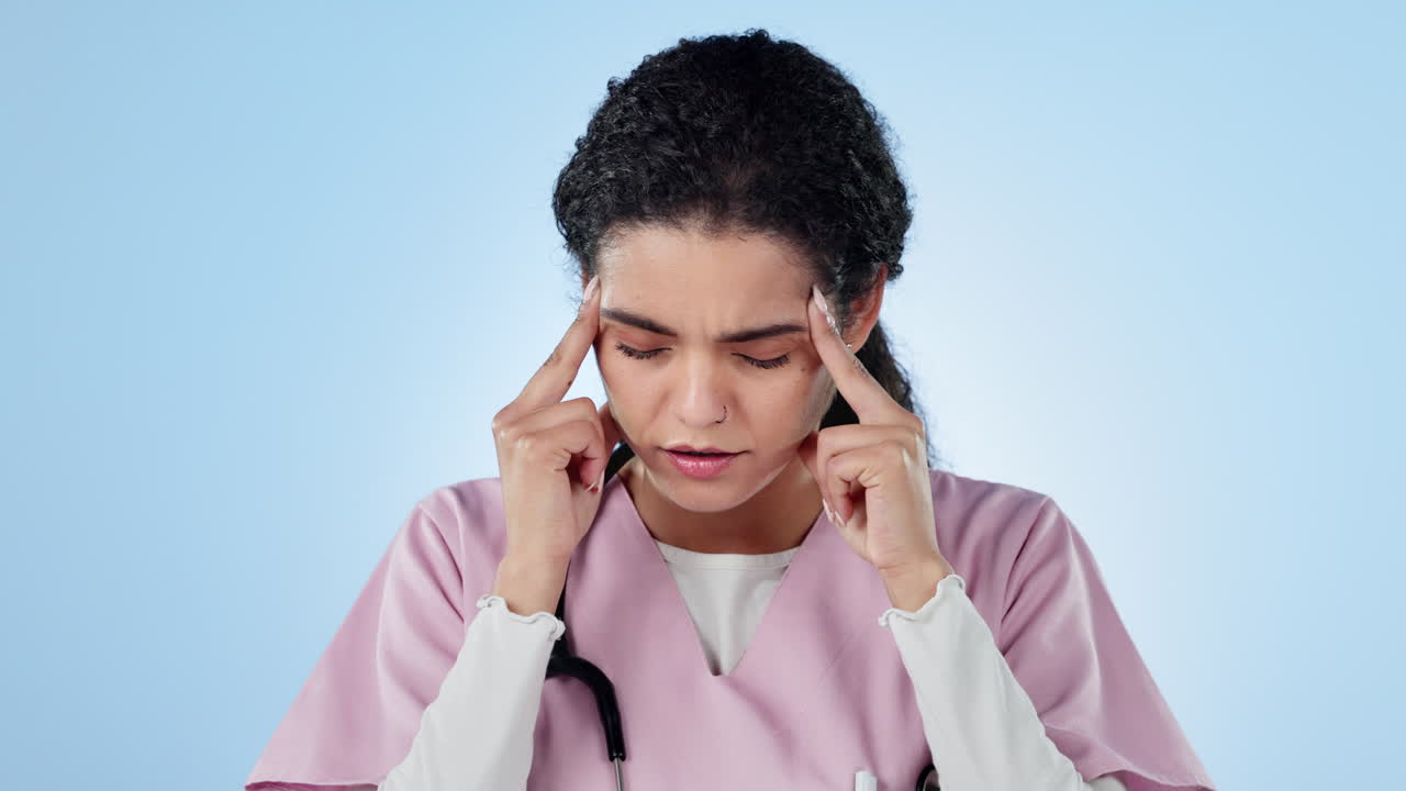 Verpleegkundige, hoofdpijn en stress bij vrouw