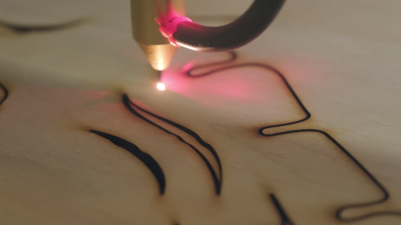 la máquina de corte por láser cnc corta tablas de madera y contrachapado